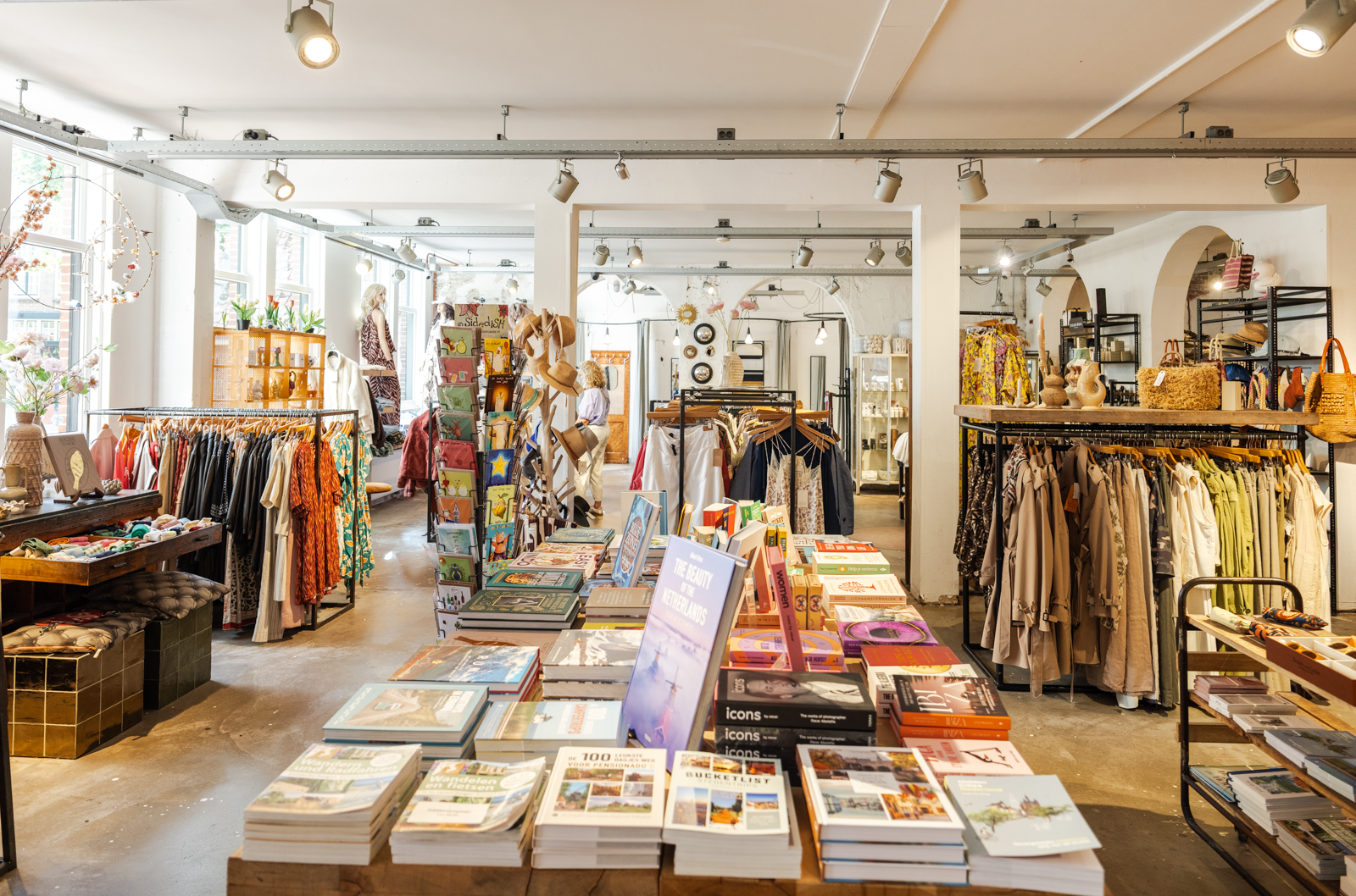 Boeken en woonaccessoires in de winkel