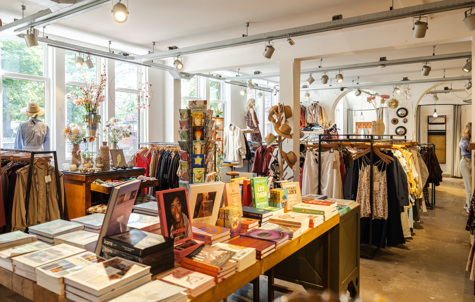 Het winkelinterieur van PT Post met kleding, boeken en woonaccessoires
