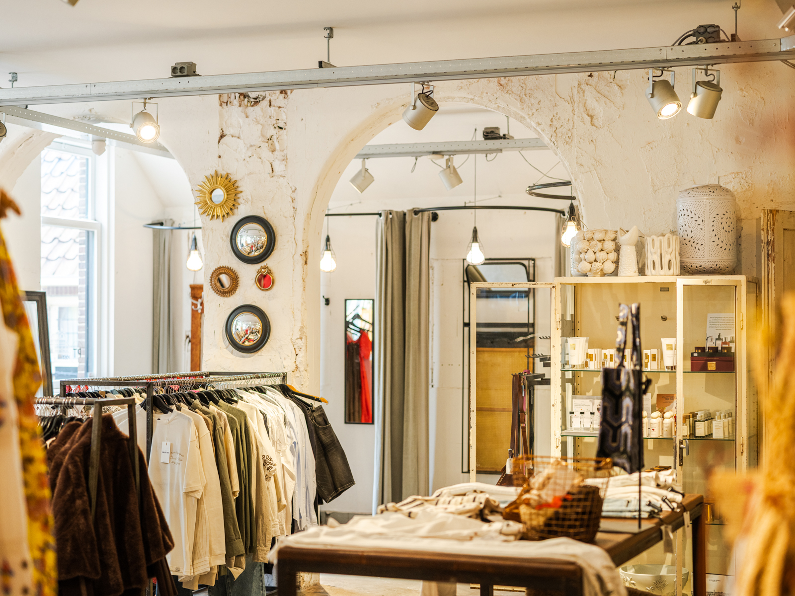 Sfeerbeeld met bloemen en woonaccessoires